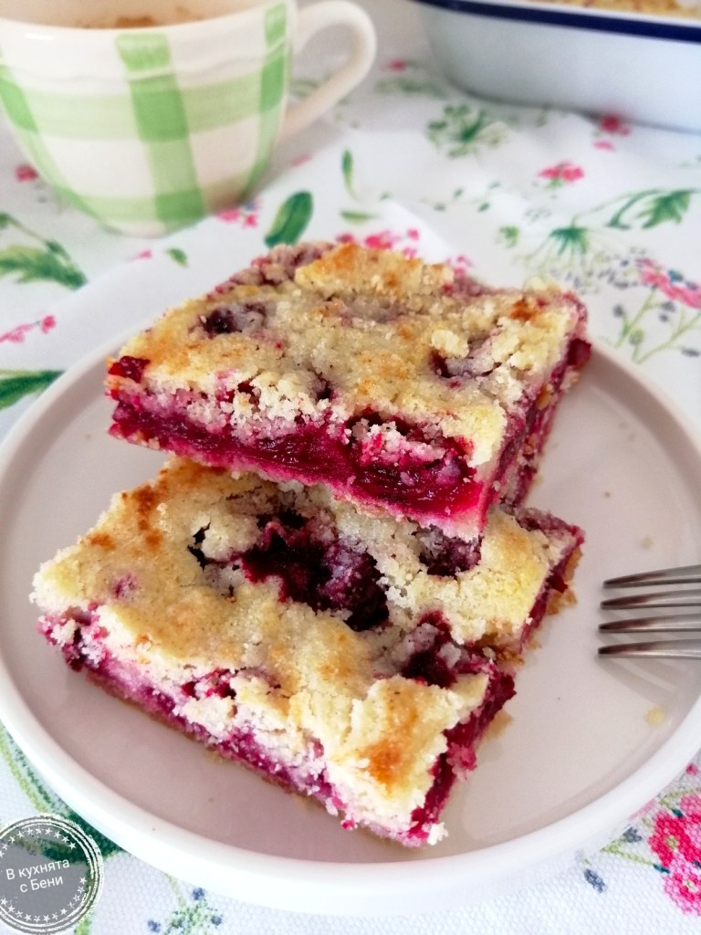 Сладкиш с вишни от https://inthebeniskitchen.com/