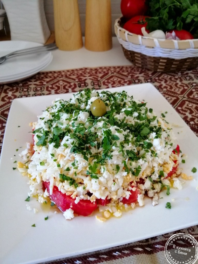 Салата с домати от https://inthebeniskitchen.com/