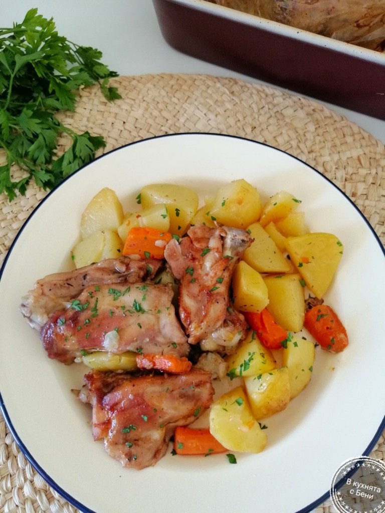 Пилешко с картофи в плик от https://inthebeniskitchen.com/