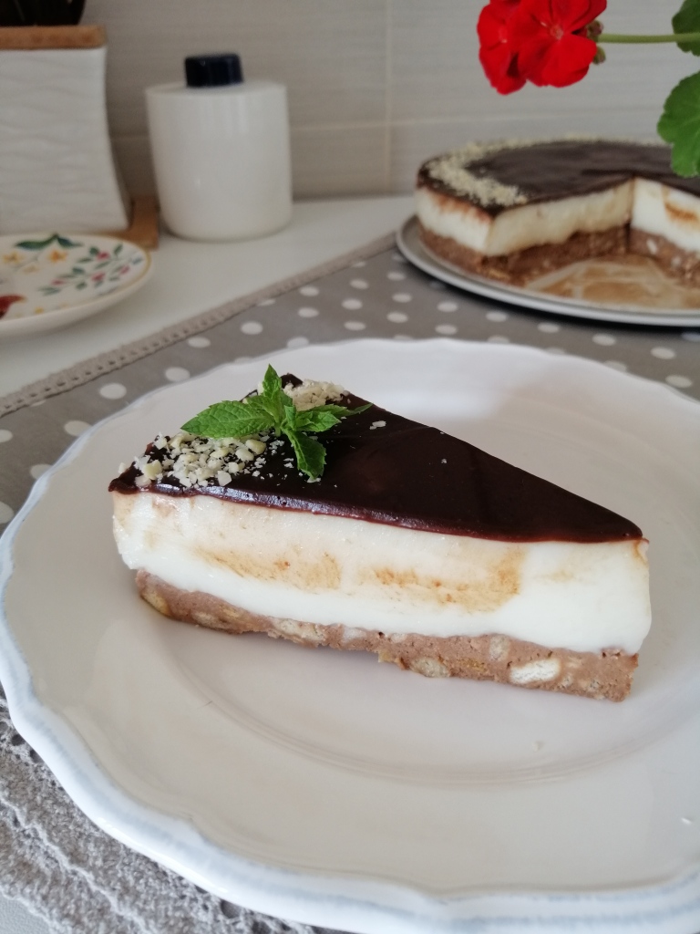 Бисквитена торта с крем от https://inthebeniskitchen.com/