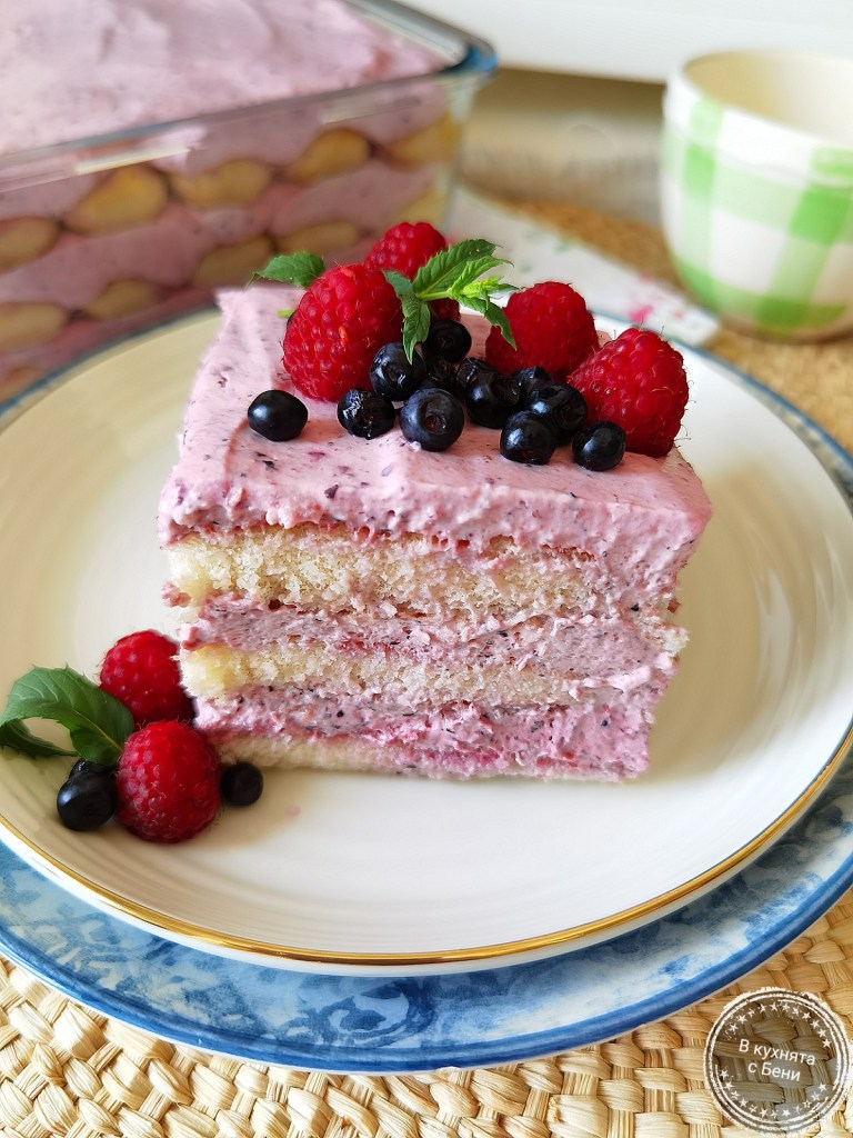 Свеж десерт с крем от горски плодове от https://inthebeniskitchen.com/