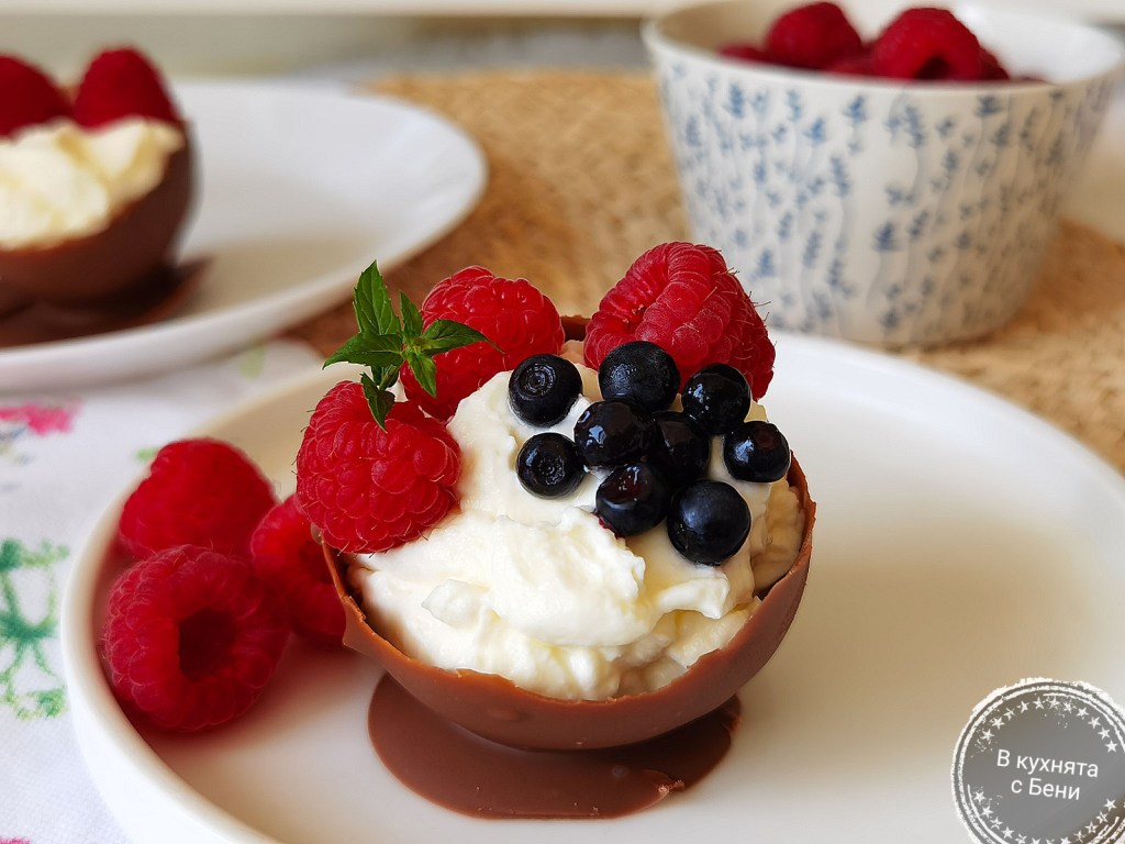 Шоколадови чашки с чийз крем от https://inthebeniskitchen.com/