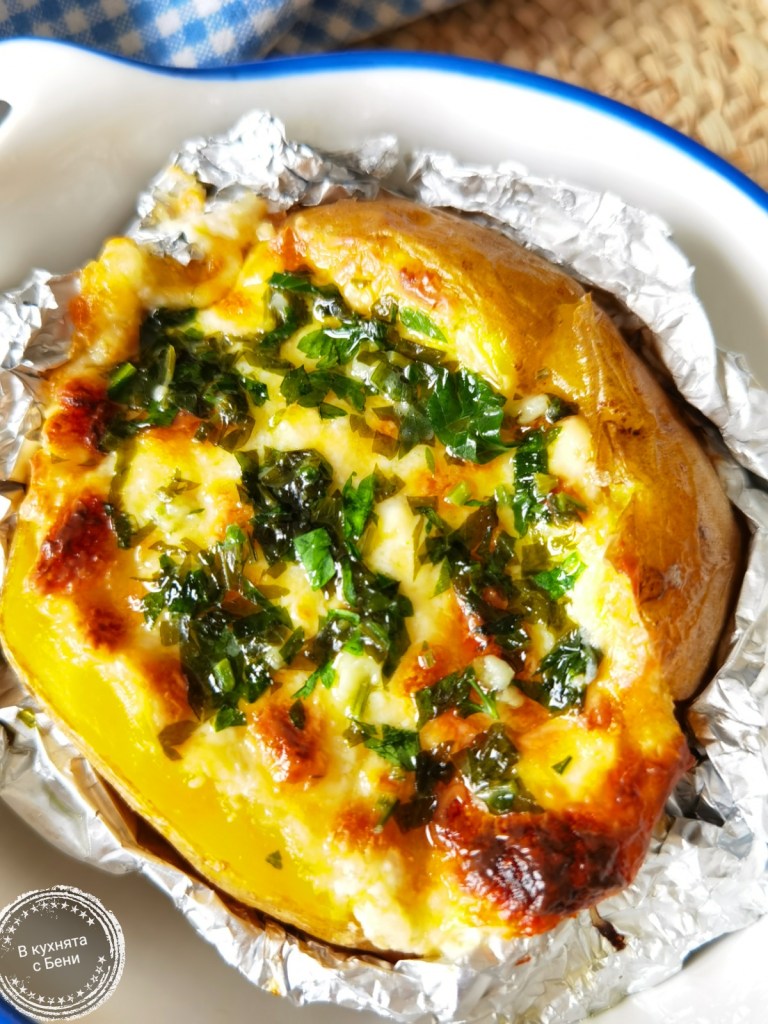 Вкусни печени картофи със сирена от 
 https://inthebeniskitchen.com/