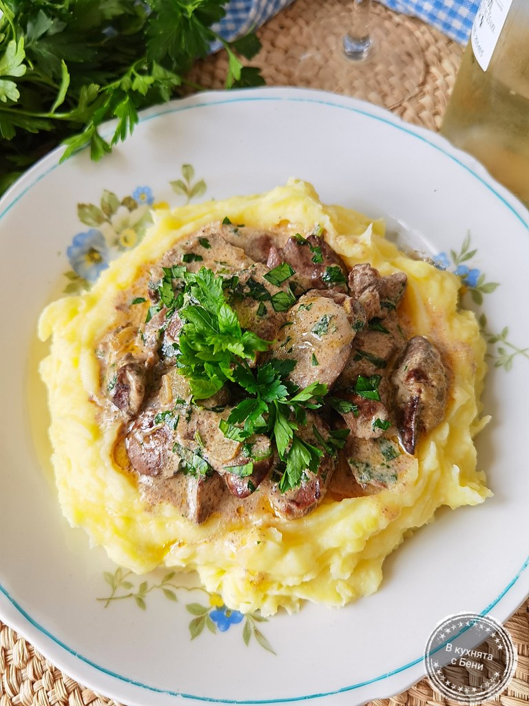 Пилешки дробчета във винено-сметанов сос