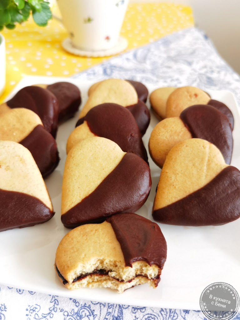 Вкусни и меки меденки с шипков мармалад от https://inthebeniskitchen.com/