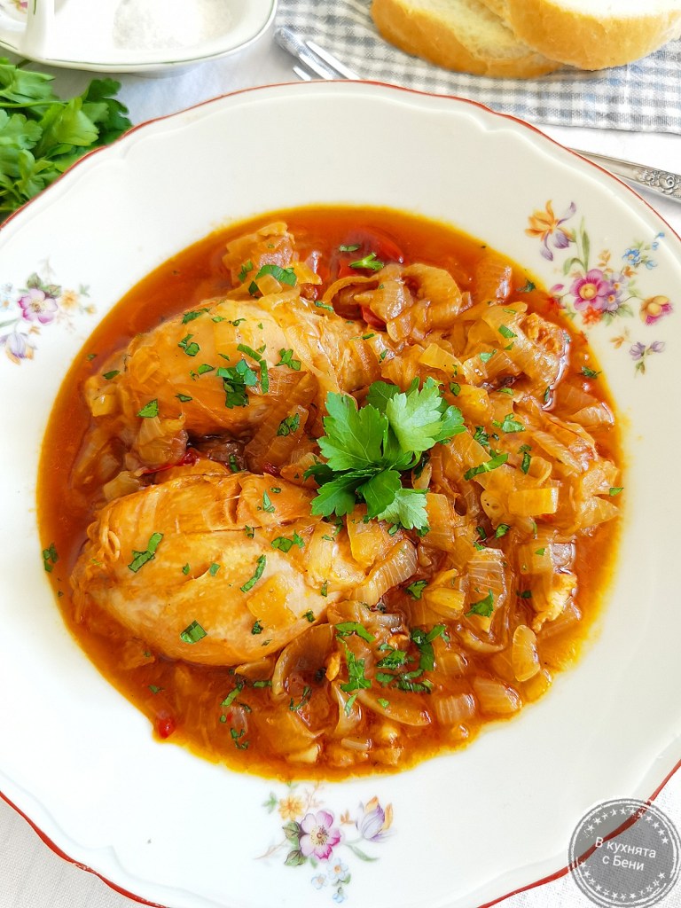 Вкусна лучена яхния с пиле от https://inthebeniskitchen.com/