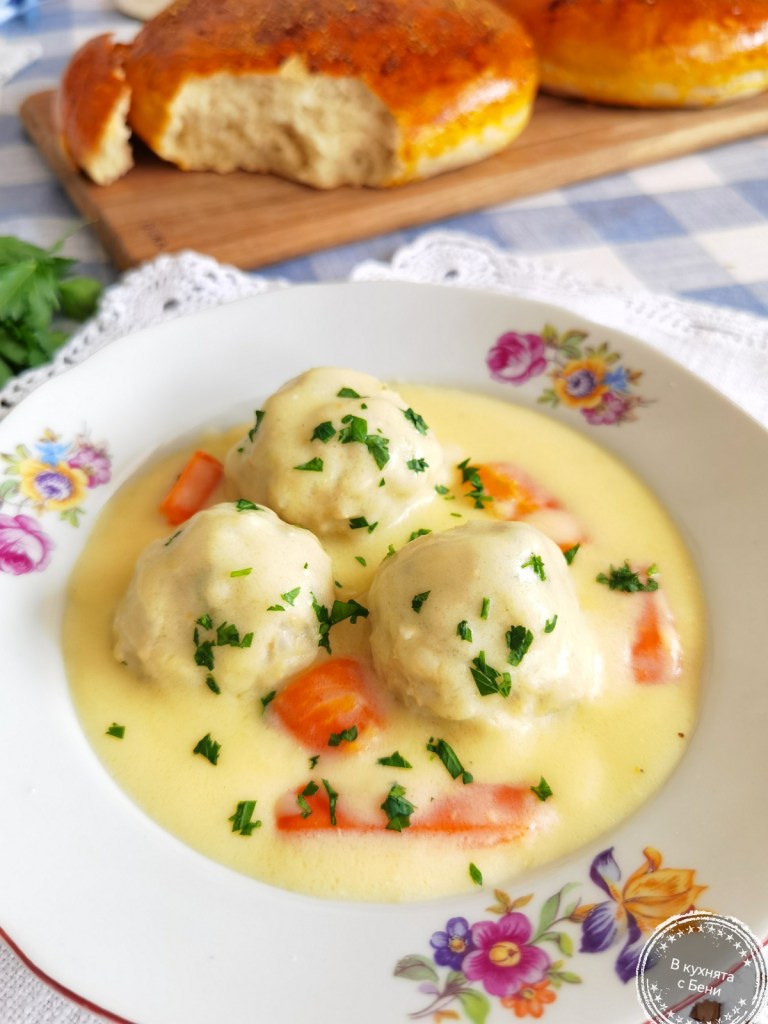Вкусни кюфтета с бял сос от https://inthebeniskitchen.com/