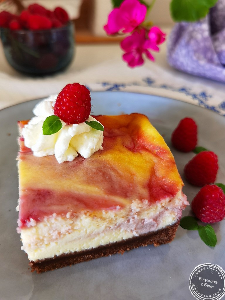 Чийзкейк с малини и бял шоколад от https://inthebeniskitchen.com/