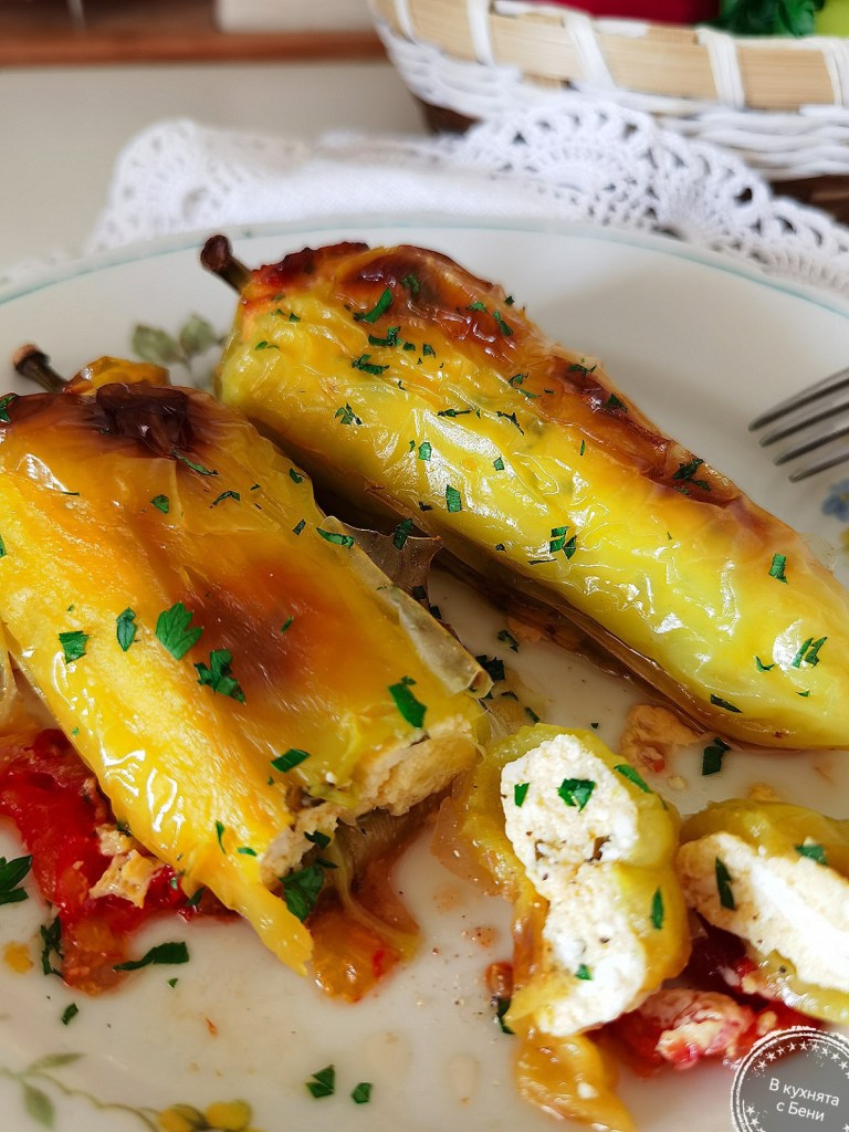Печени чушки със сирене и яйца от https://inthebeniskitchen.com/