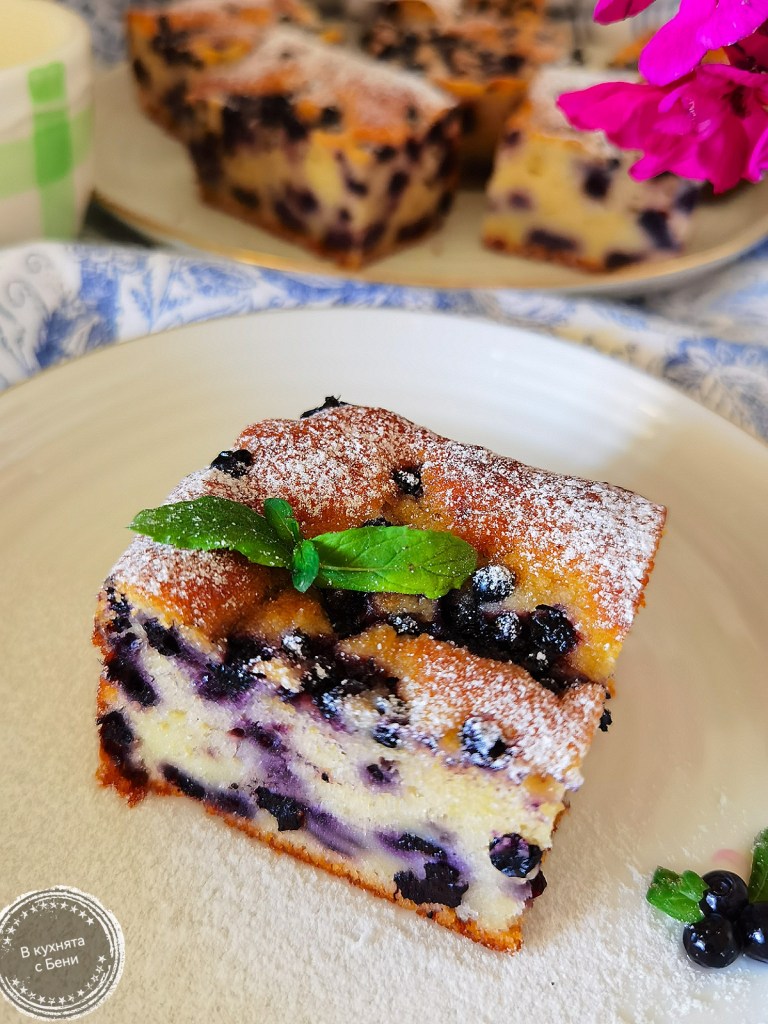 Вкусен сладкиш с боровинки и извара от https://inthebeniskitchen.com/