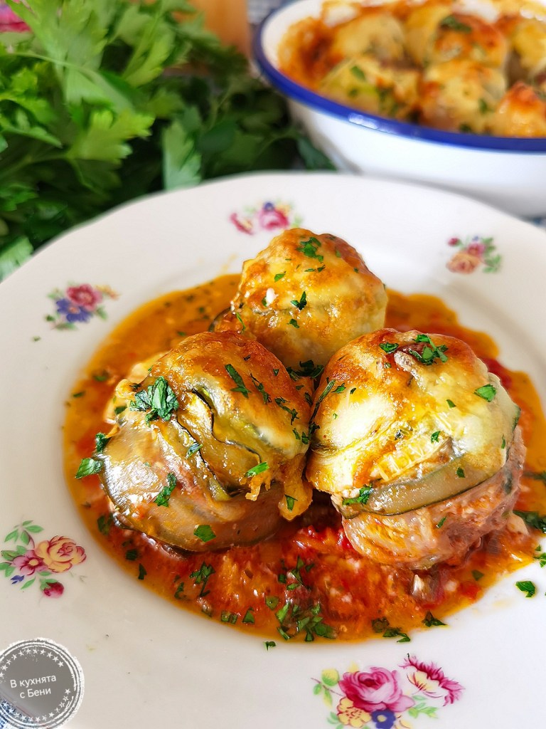 Печени кюфтенца с тиквички и сос от https://inthebeniskitchen.com/