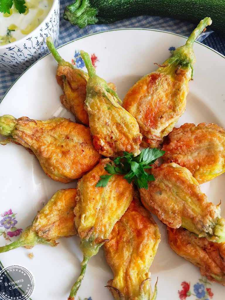 Пълнени и панирани цветове от тиквички от https://inthebeniskitchen.com/