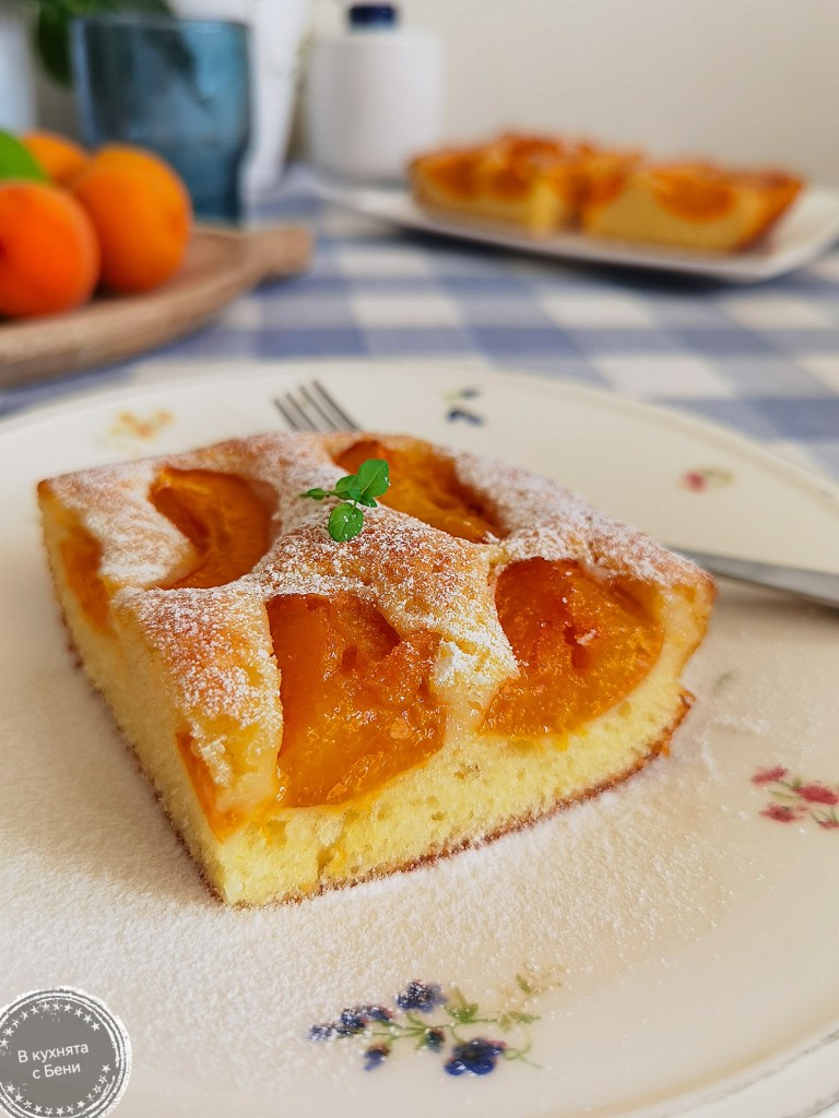 Вкусен сладкиш с кайсии от https://inthebeniskitchen.com/