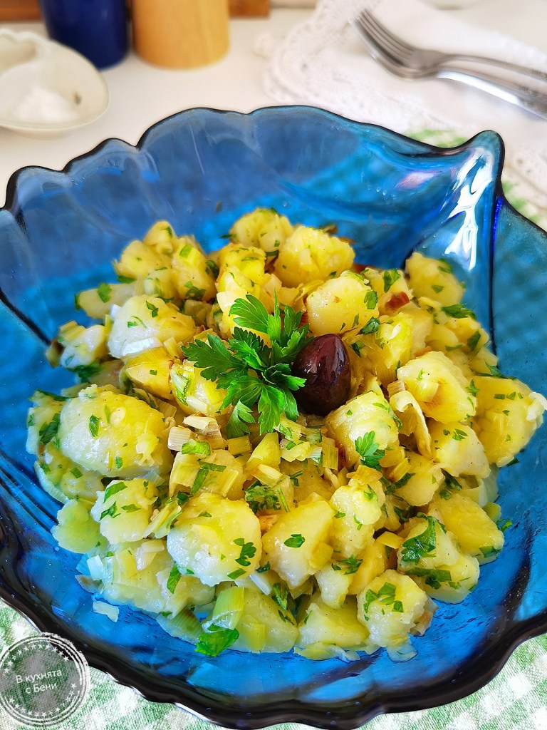 Вкусна картофена салата с праз лук от https://inthebeniskitchen.com/