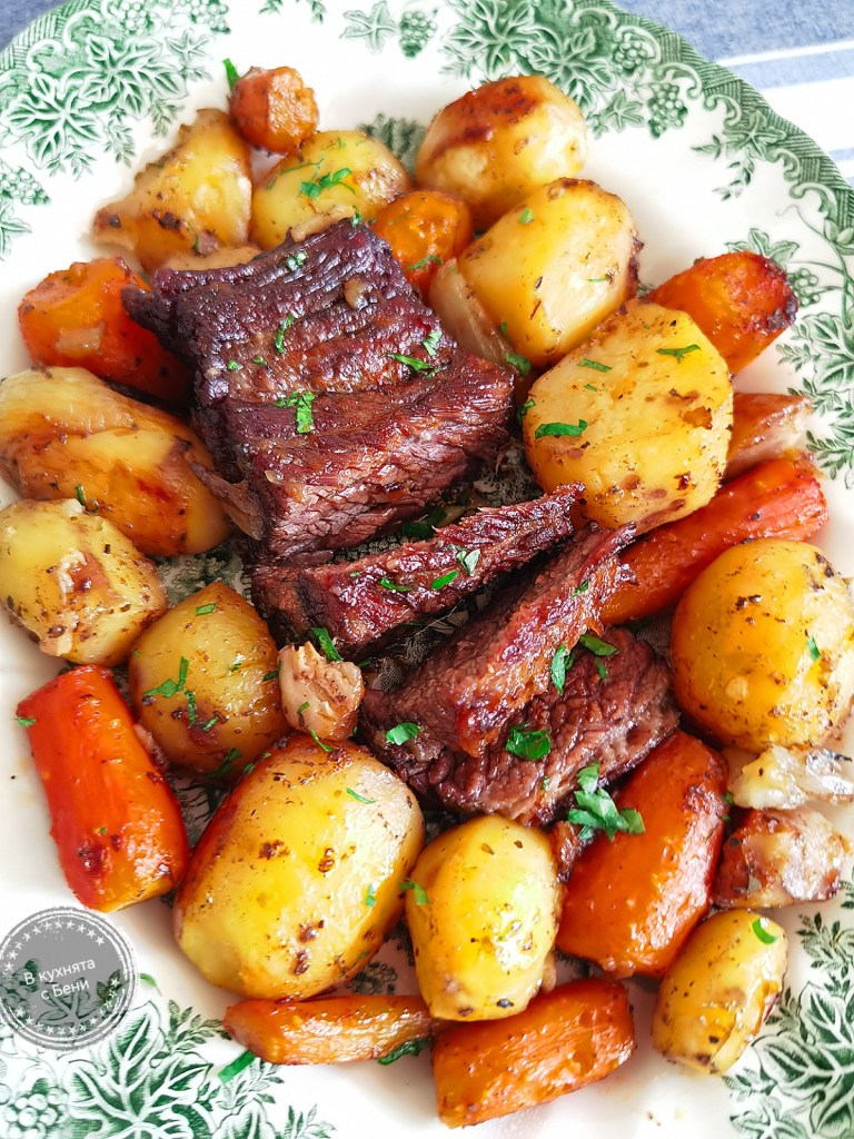 Вкусно телешко в глинен съд и питки със сирене от https://inthebeniskitchen.com/