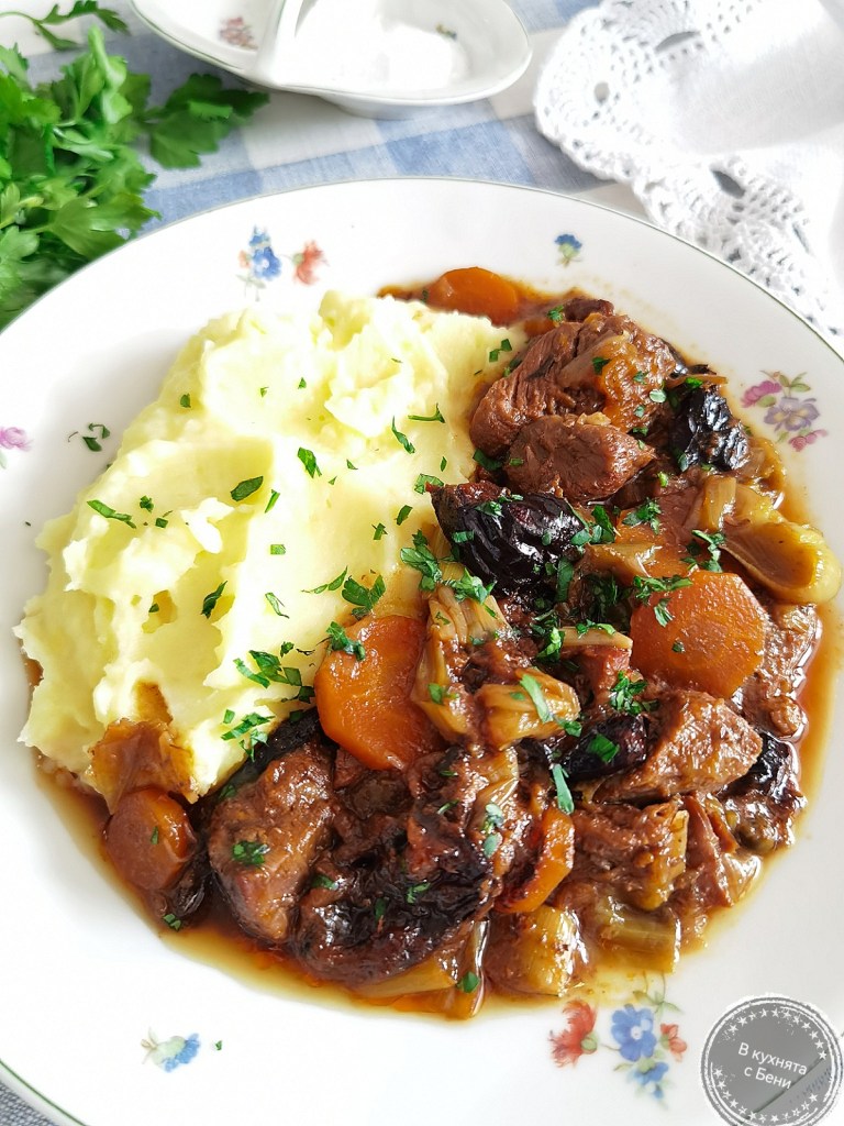 Телешко с праз лук и сини сливи от https://inthebeniskitchen.com/