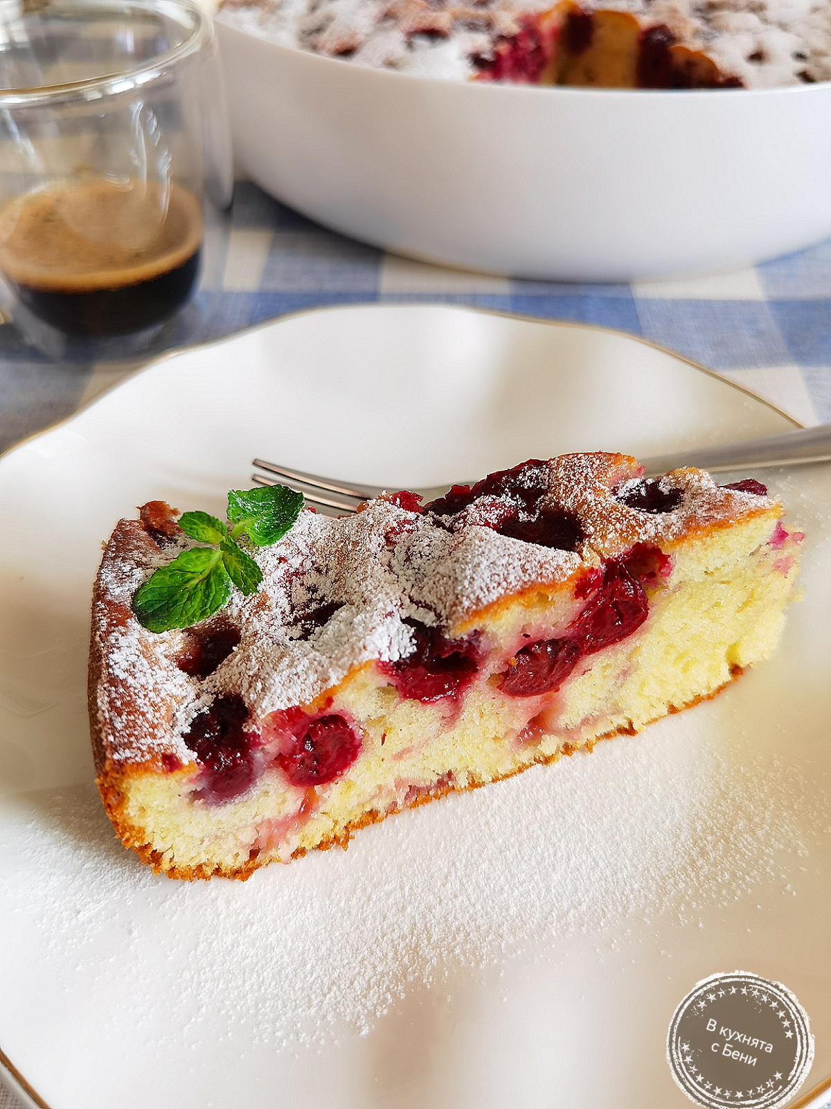 Десерт из вишни с красным вином и корицей