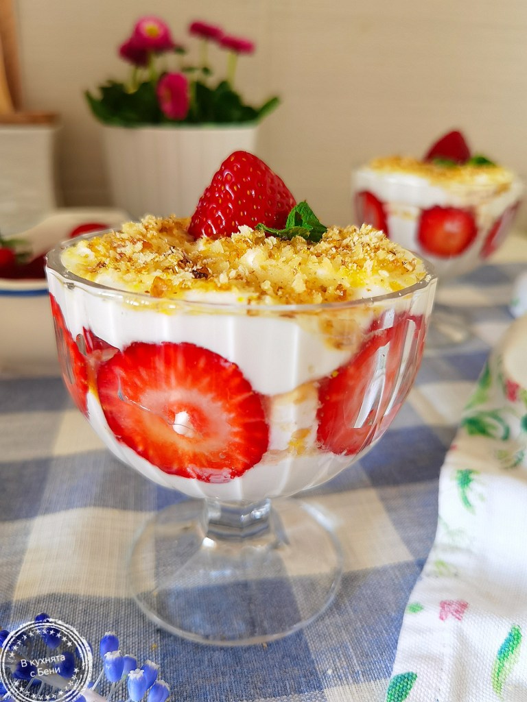 Вкусен десерт с ягоди и цедено мляко  от https://inthebeniskitchen.com/