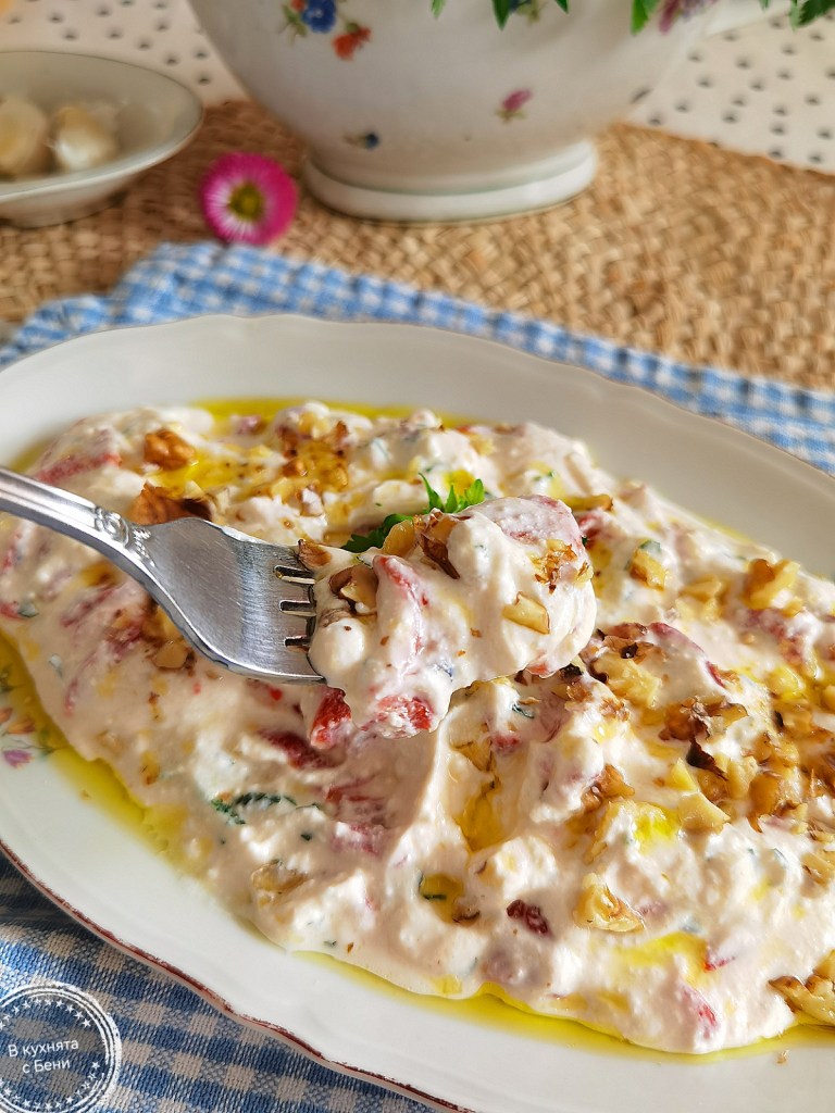 Вкусна разядка с печени чушки и извара от https://inthebeniskitchen.com/