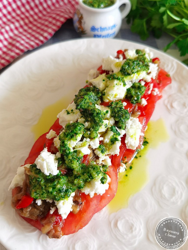 Вкусна салата с домати и магданозено песто от https://inthebeniskitchen.com/