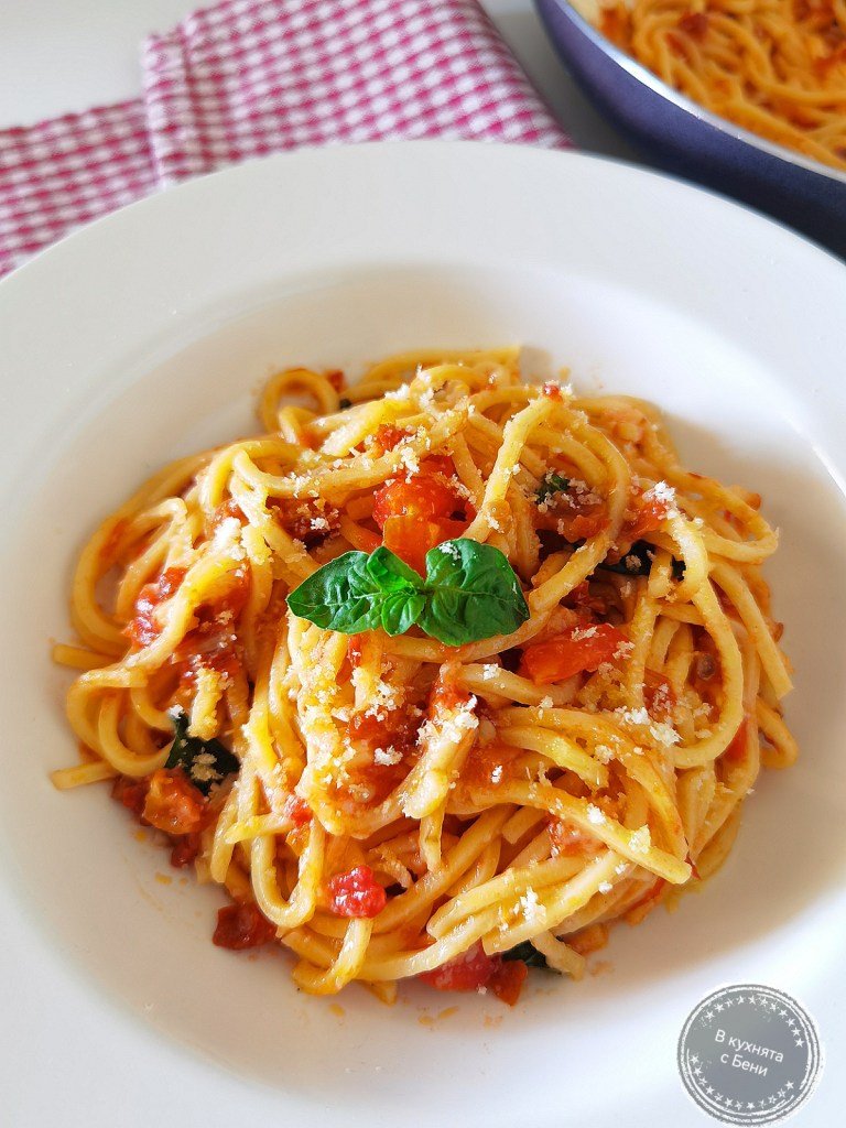 Вкусни спагети с доматен сос от https://inthebeniskitchen.com/