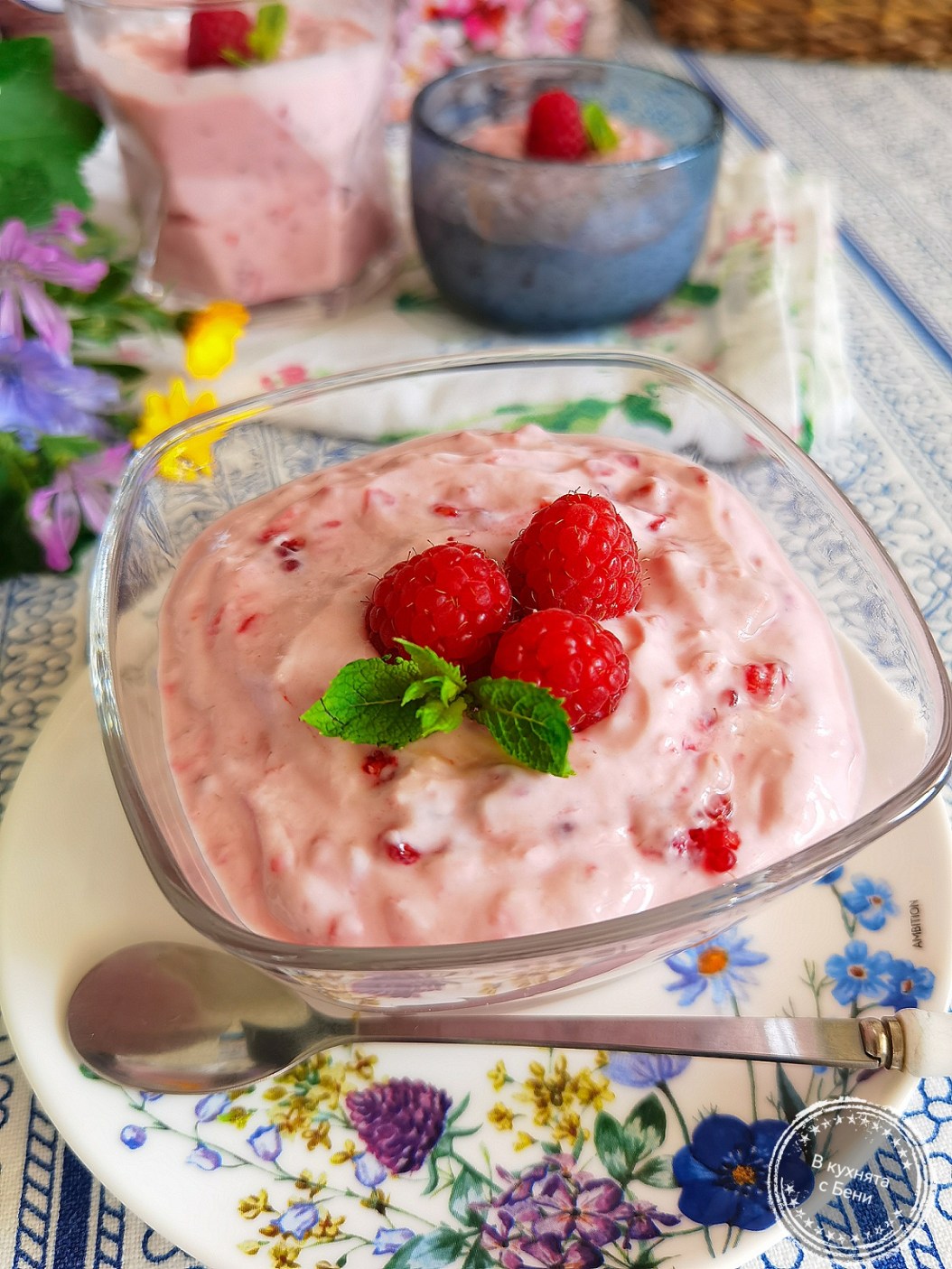 Крем из сметаны с малиновым вареньем (свежей малиной)