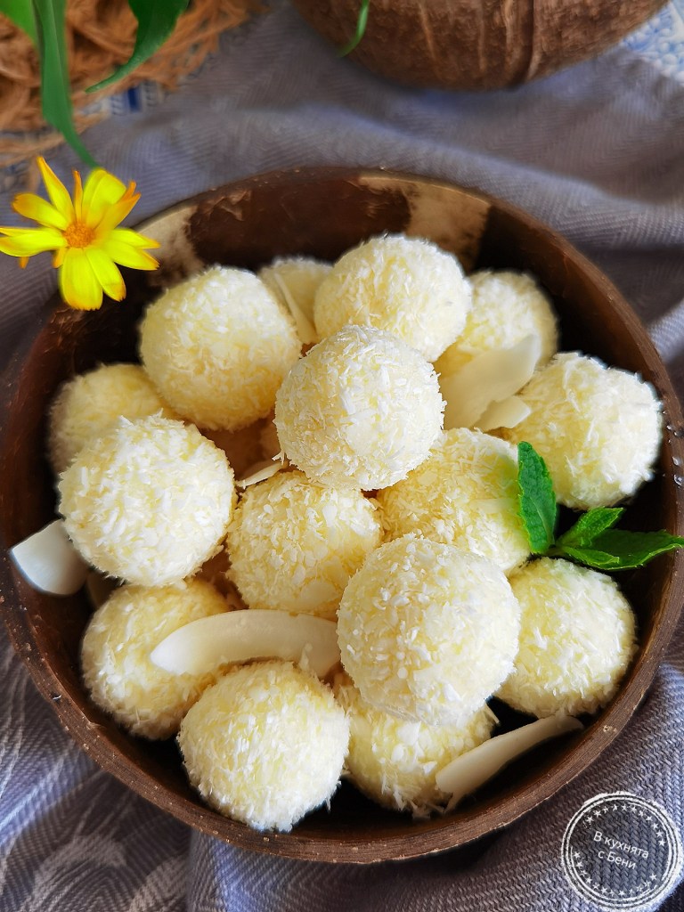 Кокосови бонбони Рафаело от https://inthebeniskitchen.com/