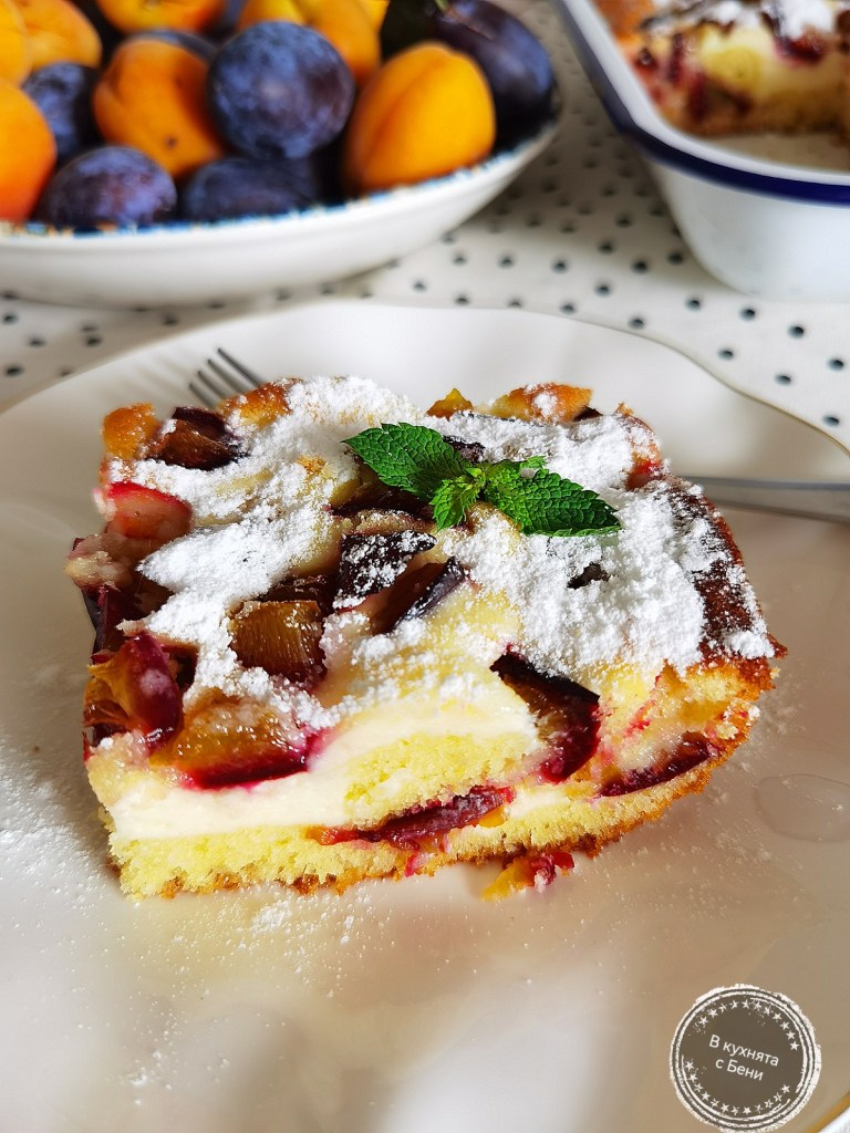 Вкусен сладкиш със сини сливи и крема сирене от https://inthebeniskitchen.com/