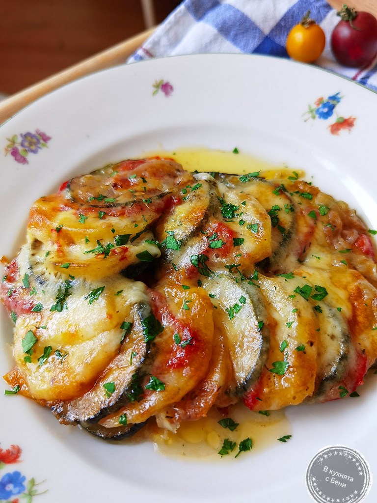 Редено ястие с тиквички и картофи от https://inthebeniskitchen.com/ 