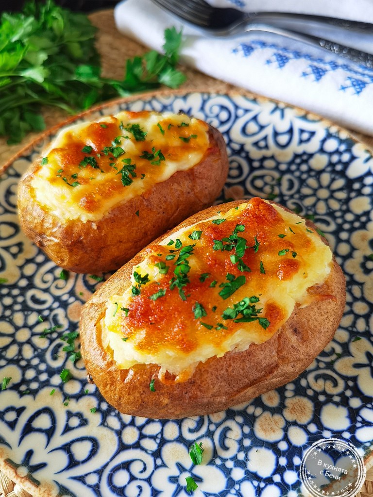 Вкусни пълнени картофи със сирена от https://inthebeniskitchen.com/