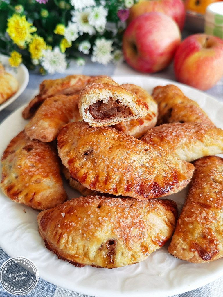 Мини ябълкови пайове от https://inthebeniskitchen.com/