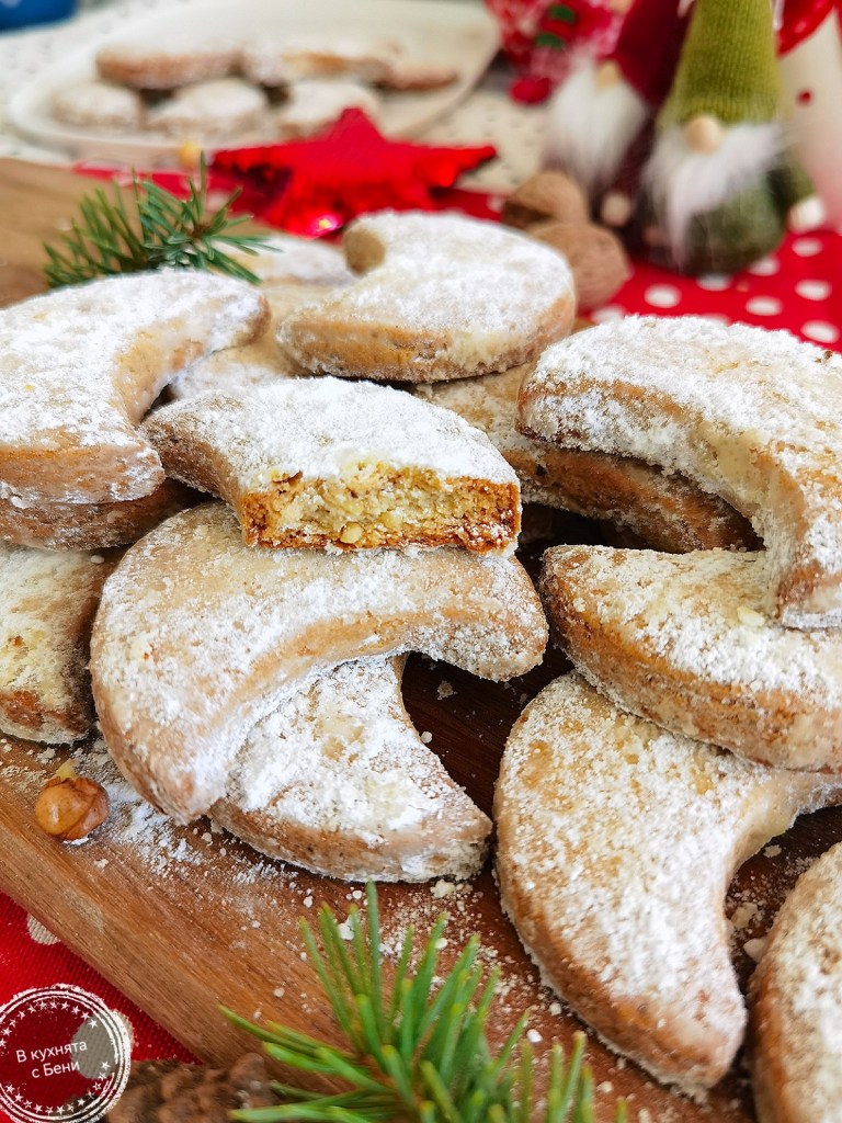 Коледни вкусни маслени бисквити с орехи от https://inthebeniskitchen.com/