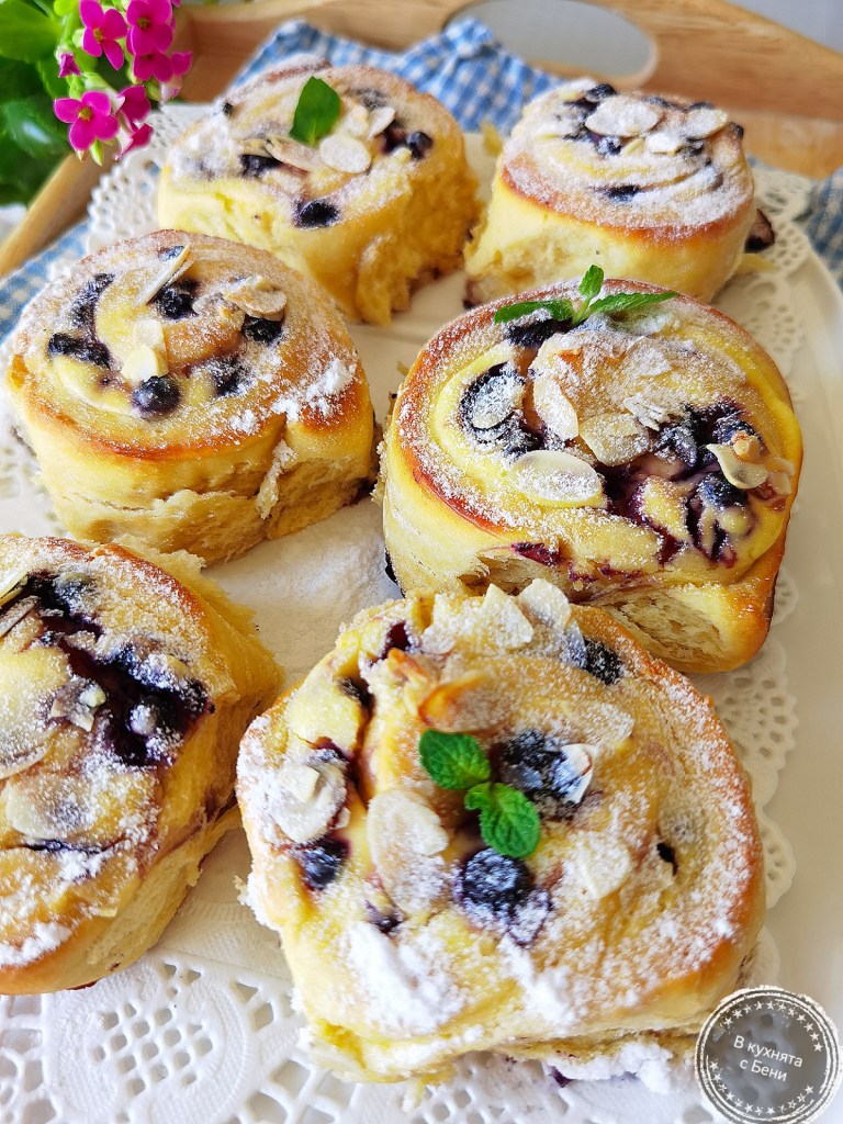 Вкусни рулца с чийз крем и боровинки от https://inthebeniskitchen.com/