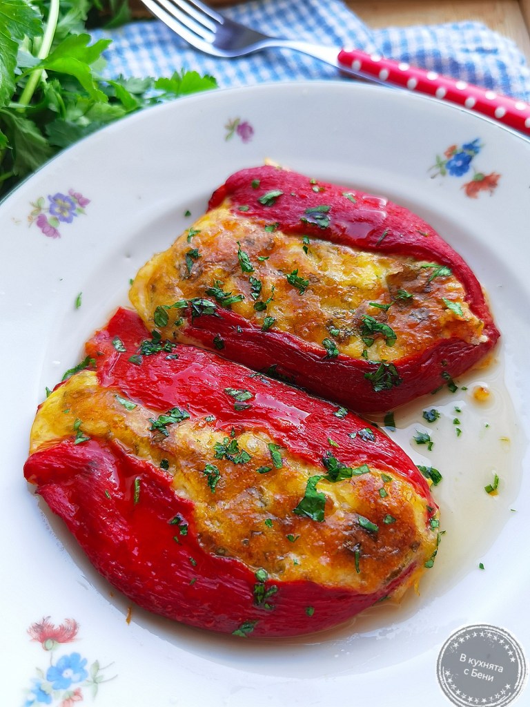 Вкусни печени чушки със сирене и яйца на фурна от https://inthebeniskitchen.com/