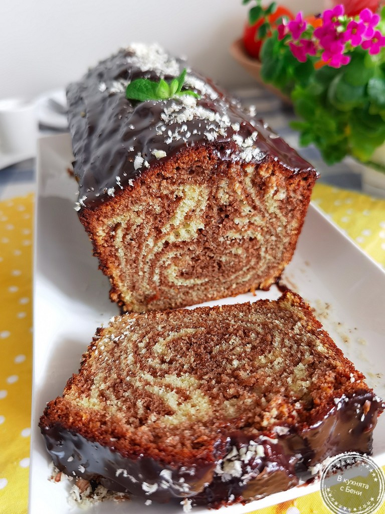 Вкусен мраморен кекс с шоколадова глазура от https://inthebeniskitchen.com/