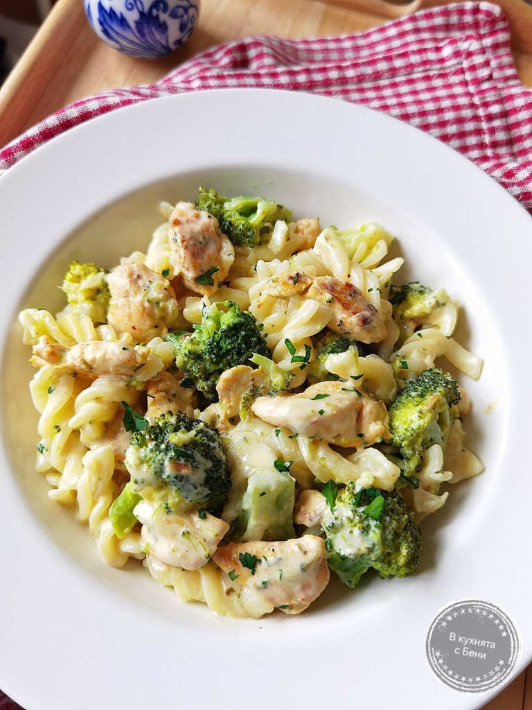 Вкусно ястие с пилешко, броколи и макарони от https://inthebeniskitchen.com/