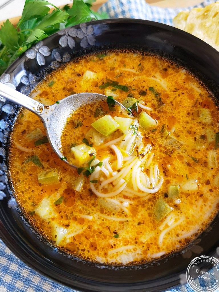 Зеленчукова супа с тиквички и картофи от https://inthebeniskitchen.com/