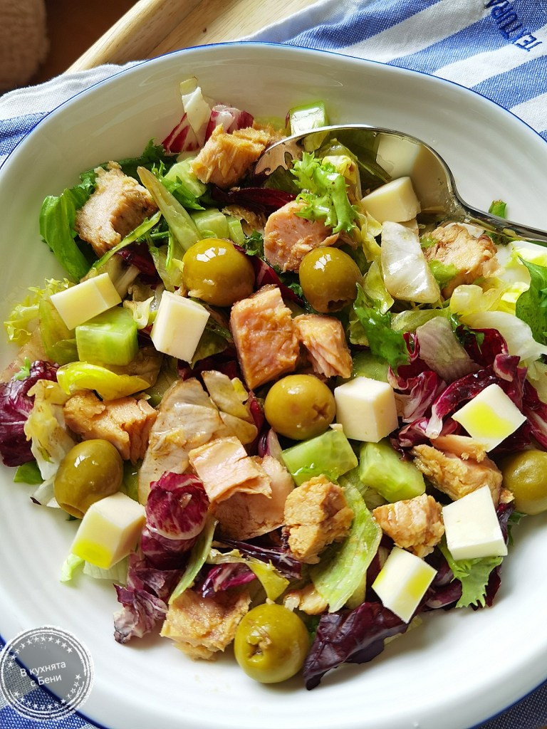 Свежа салата с паламуд от https://inthebeniskitchen.com/