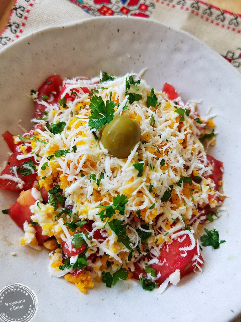 Вкусна салата с домати от https://inthebeniskitchen.com/