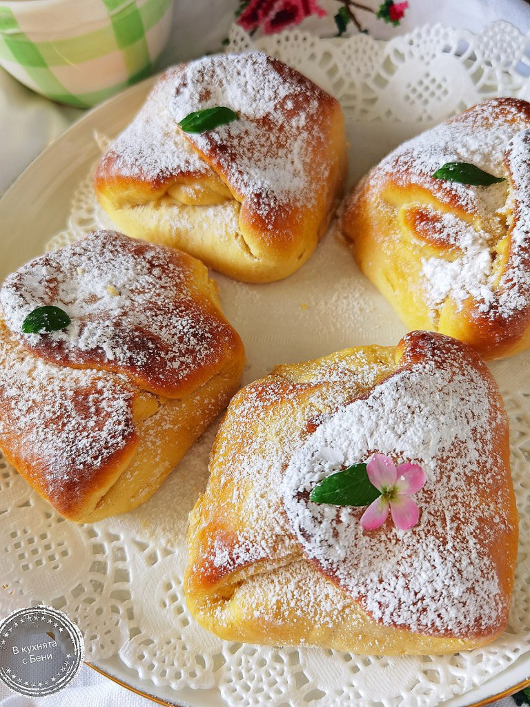 Сладки мини десерти с пълнеж извара от https://inthebeniskitchen.com/