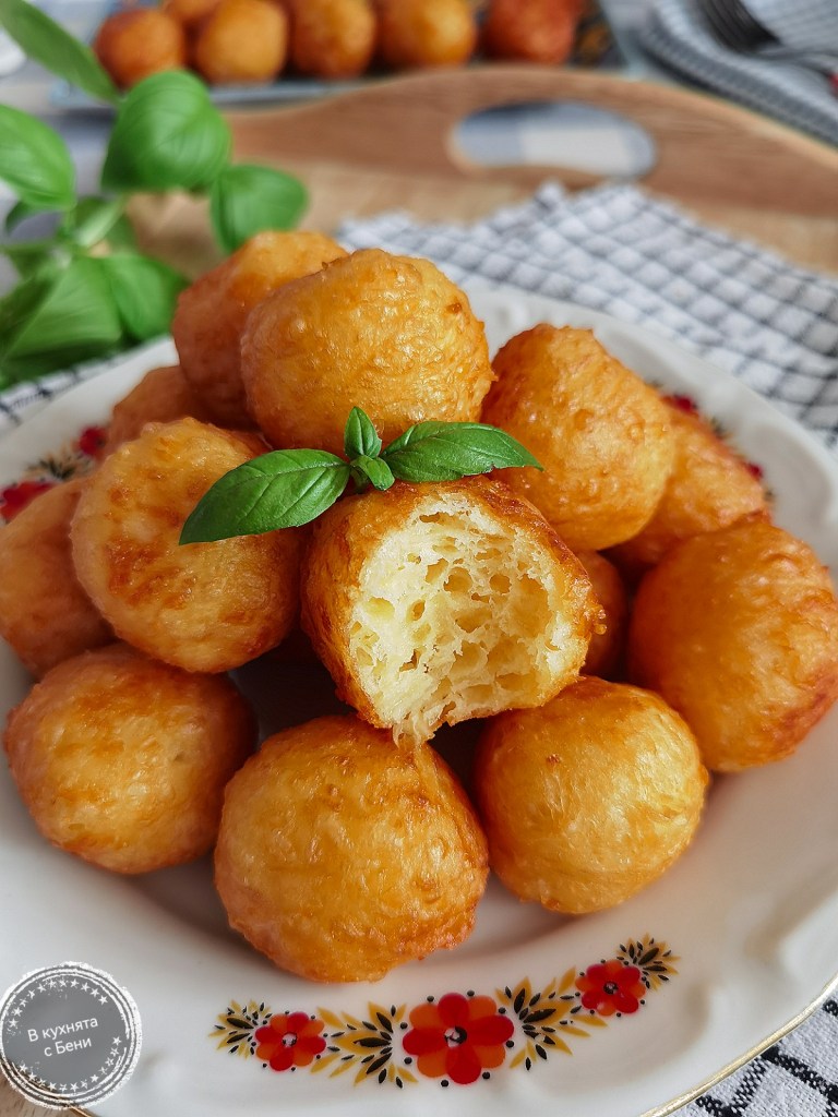 Вкусни кашкавалени топчета от https://inthebeniskitchen.com/