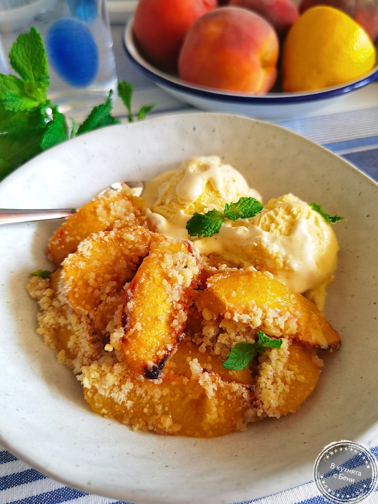 Вкусен коблер с праскови и сладолед от https://inthebeniskitchen.com/