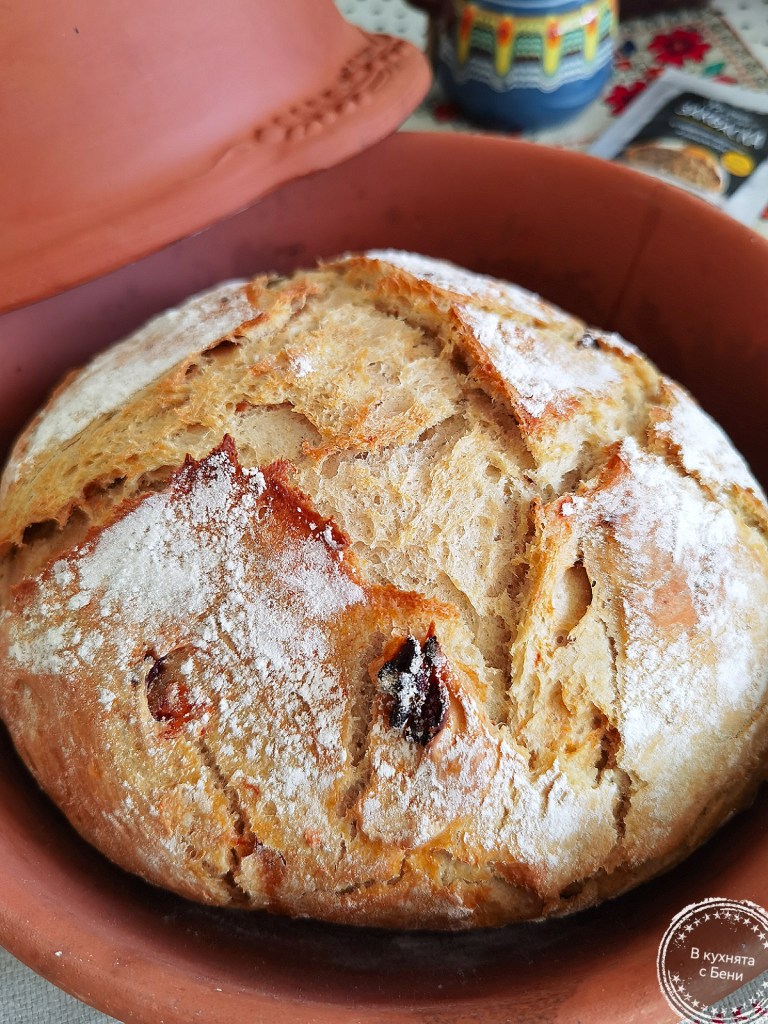Хляб със закваска и сушени домати и маслини в глинен съд от https://inthebeniskitchen.com/