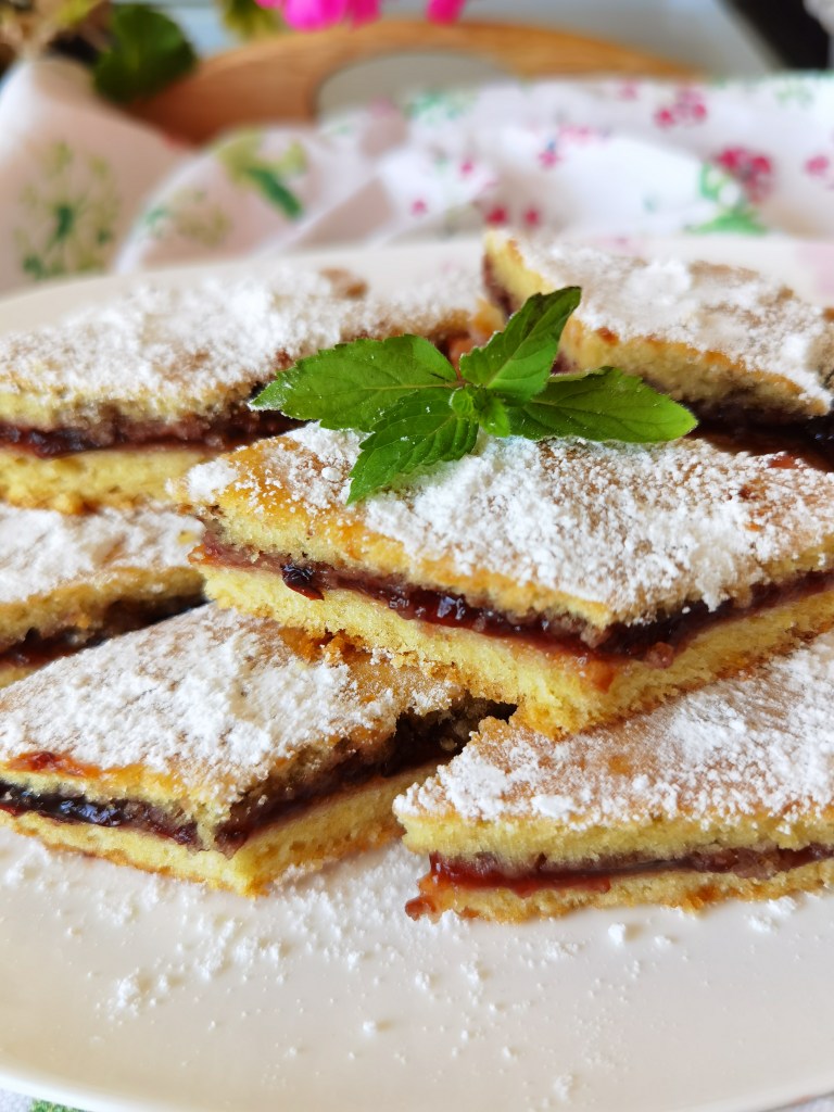 Ретро сладкиш с пълнеж от сладко от https://inthebeniskitchen.com/