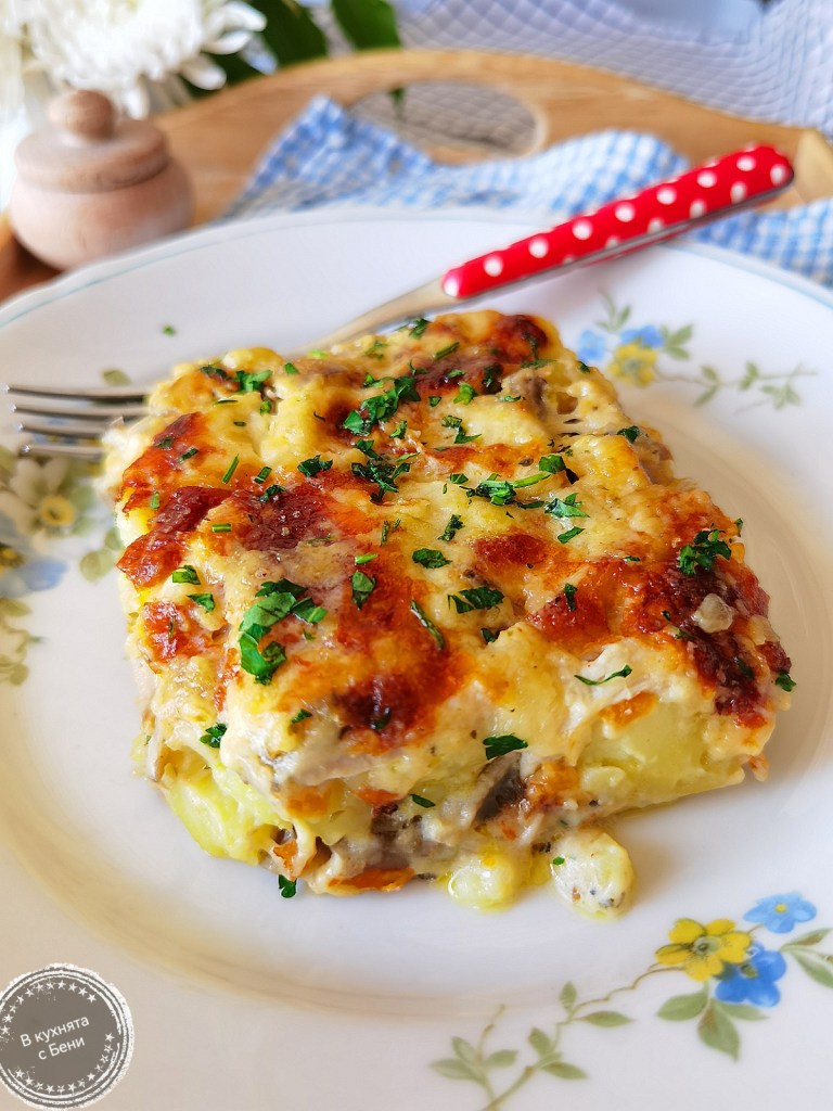 Запеканка с катофи, гъби и пилешко от https://inthebeniskitchen.com/