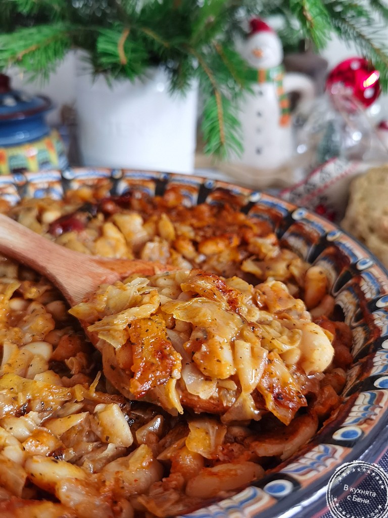 Печен боб с кисело зеле от https://inthebeniskitchen.com/