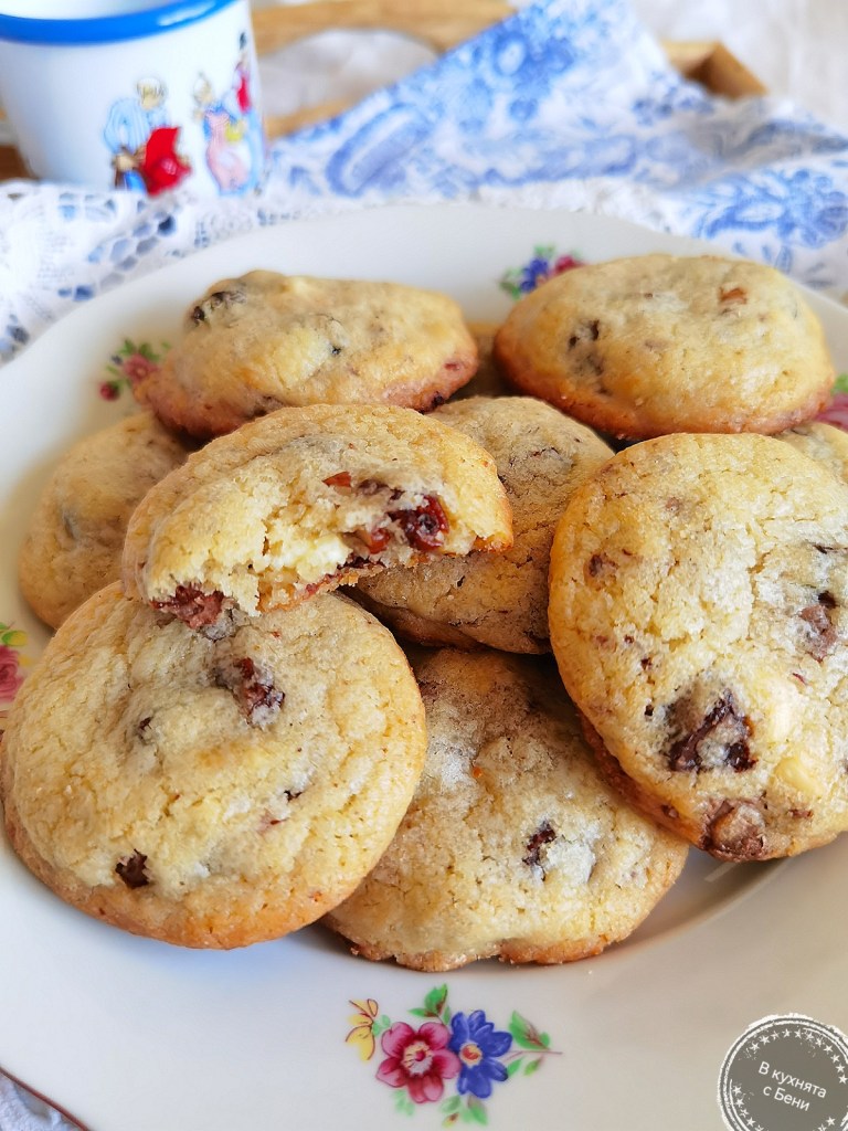 Американски бисквити с шоколад и сушени череши от https://inthebeniskitchen.com/