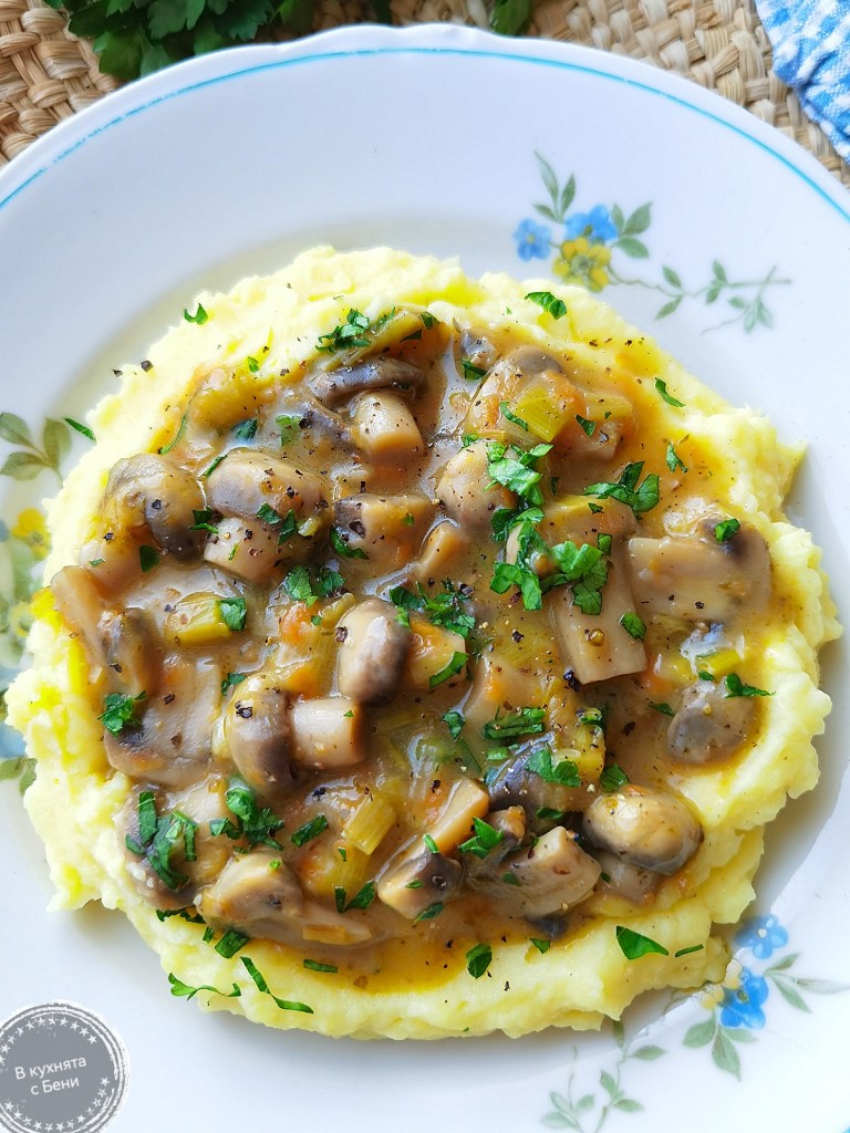 Кебап ястие с гъби и пухкаво картофено пюре от https://inthebeniskitchen.com/