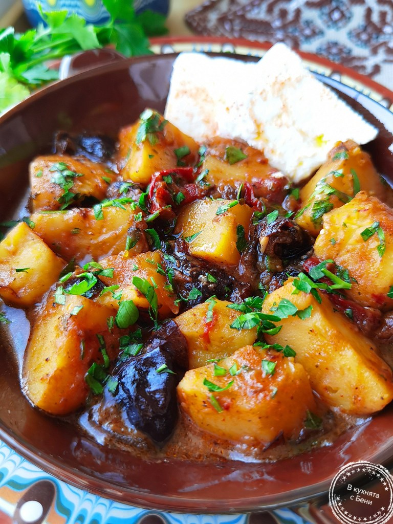 Постна картофена яхния със сушени сливи от https://inthebeniskitchen.com/