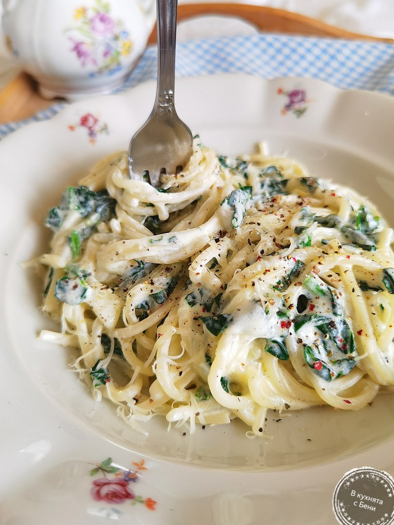 Спагети със спанак и млечен сос от https://inthebeniskitchen.com/